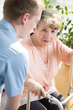 Yararlı erkek hemşire