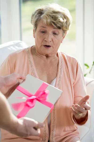 Ein Geschenk bekommen — Stockfoto