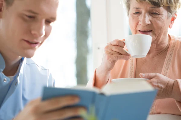 Gelukkig oudere vrouw — Stockfoto