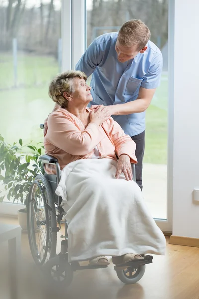 Vrouw in een rolstoel — Stockfoto