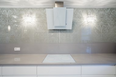 İndüksiyon hob yılında tasarımcı mutfak 