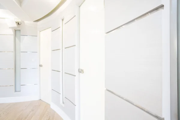 Couloir blanc dans la maison moderne — Photo