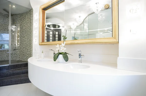 Умывальник в роскошной ванной — стоковое фото