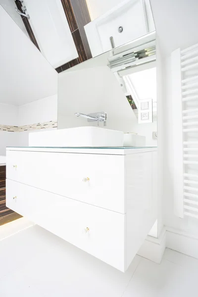 Waschbecken im weißen modernen Badezimmer — Stockfoto