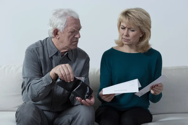 Checking wallet — Stock Photo, Image