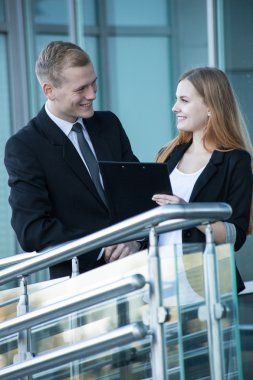 İş arkadaşlarım ofis önünde uçuyor