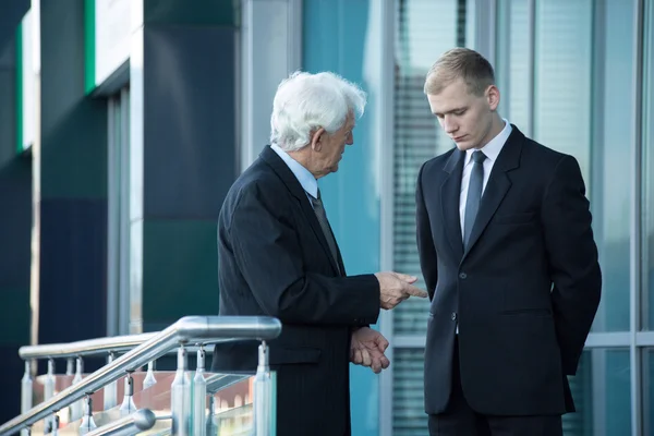 Hombre de negocios principal hablando con su empleado — Foto de Stock