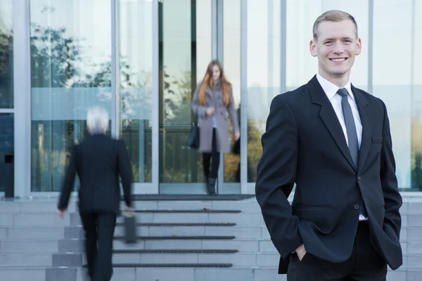Empresário em pé em frente ao escritório — Fotografia de Stock