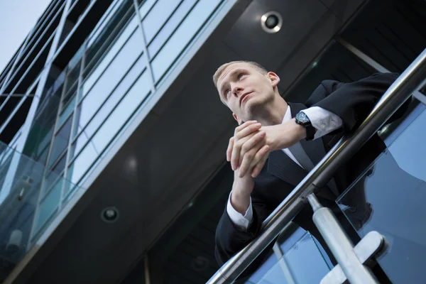 Auf dem Balkon stehen und nachdenken — Stockfoto