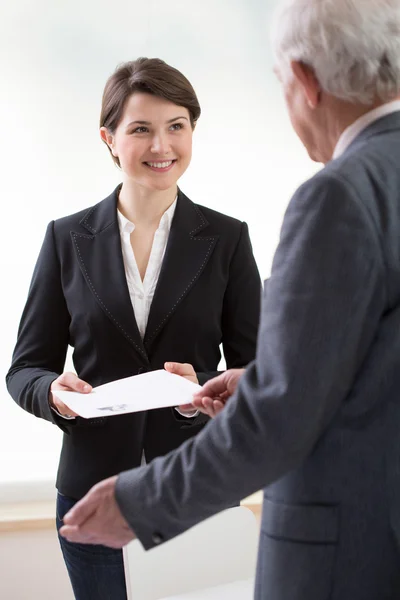 Vrouw met curriculum vitae — Stockfoto