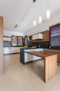 Ahşap unsurlar ile modern mutfak