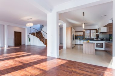 Geniş salon ve açık mutfak