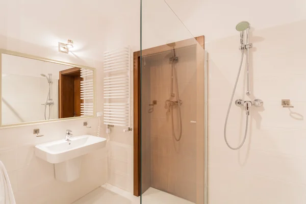 Shower di kamar mandi modern — Stok Foto