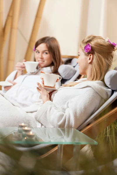 Drinking tea at spa room — Stock Photo, Image
