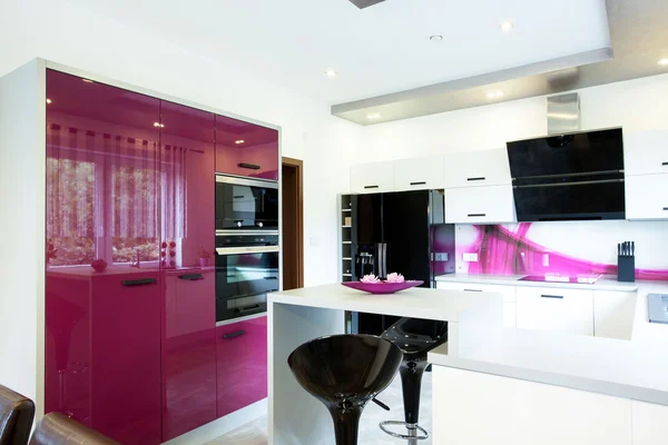 Современная кухня с фиолетовыми элементами — стоковое фото