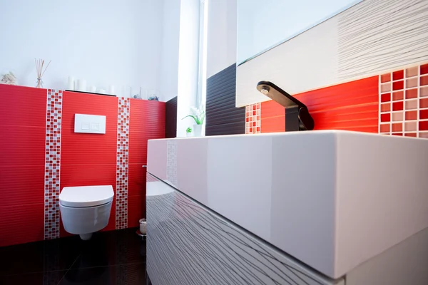 Intérieur de salle de bain blanche et rouge — Photo