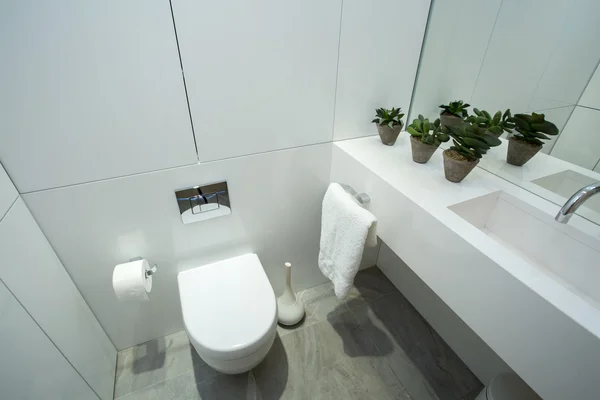 Интерьер белой ванной комнаты — стоковое фото