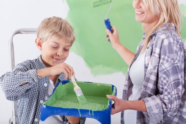 Boya tepsi tutan çocuk