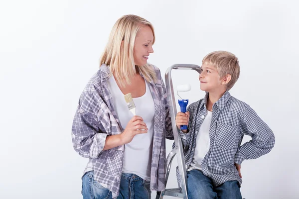 Mother and son during renovation — Stock Photo, Image