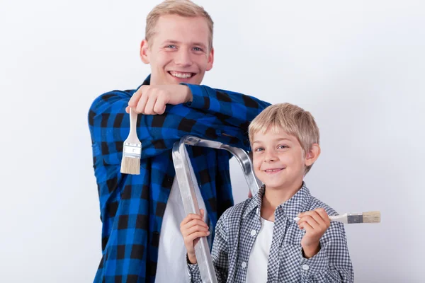Junger Vater und Sohn bei Renovierung — Stockfoto