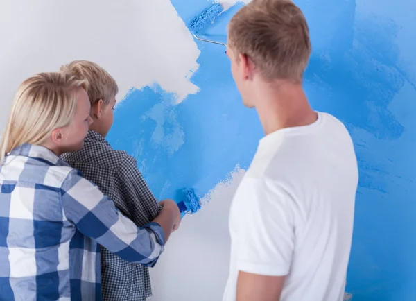 Liten pojke måleri vägg — Stockfoto