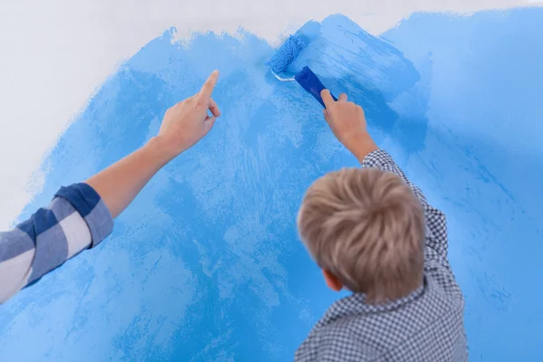 Menino pintando seu quarto — Fotografia de Stock