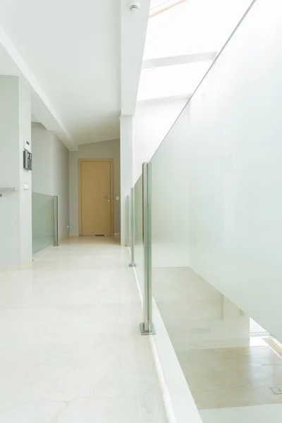Белый зал в роскошной квартире — стоковое фото