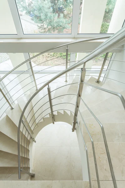 Wendeltreppe aus Marmor in Wohnung — Stockfoto