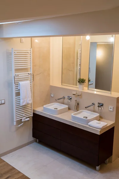 Podwójna umywalka w luksusową łazienkę — Zdjęcie stockowe