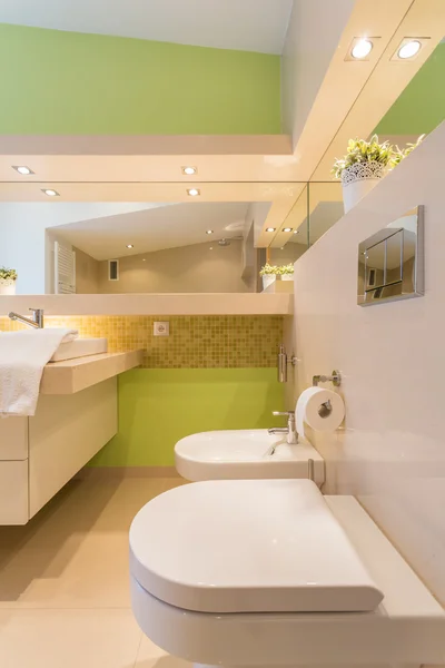 Green walls in large bathroom — Stock Photo, Image