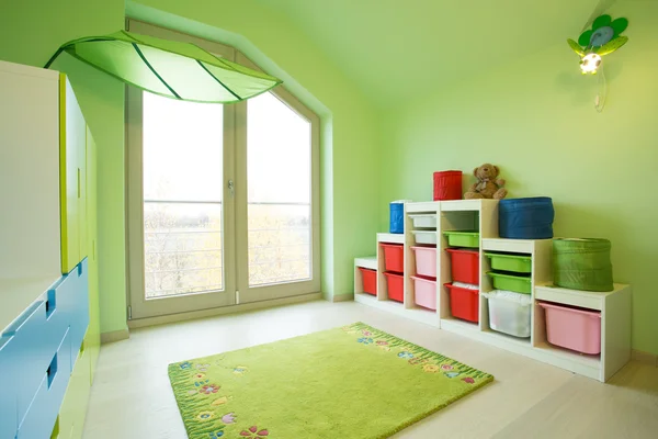Детская комната с зелеными стенами — стоковое фото