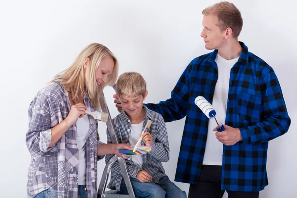 People having break during wall painting — Stock Photo, Image