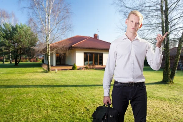 Architect in front of house — Stock Photo, Image