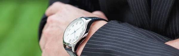 Homem elegante com um relógio — Fotografia de Stock