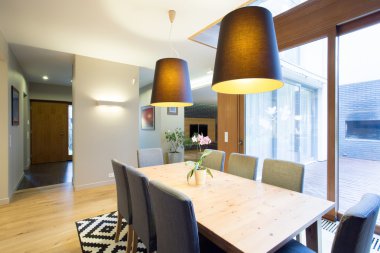 Geniş evde modern yemek odası