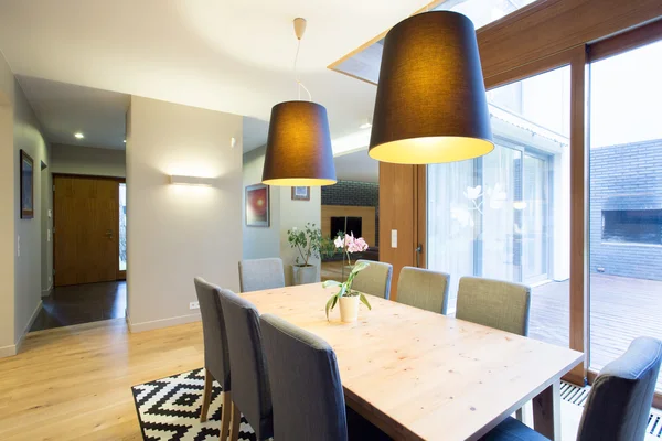 Moderne eetkamer in ruime woning — Stockfoto