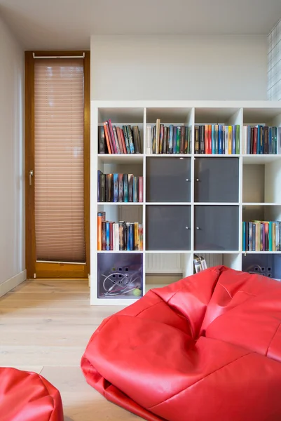 Bezerro vermelho dentro do quarto moderno — Fotografia de Stock