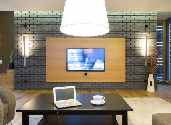 Ordenador portátil en la mesa de café — Foto de Stock