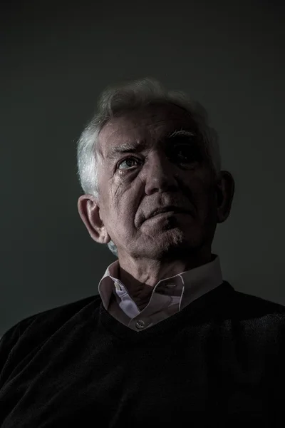 Tankeväckande ledsen äldre man — Stockfoto