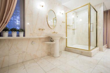 Banyo içinde altın öğeleri