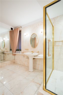 Altın elemanları ile pahalı banyo