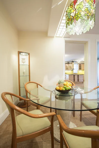 Salle à manger à l'intérieur maison classique — Photo