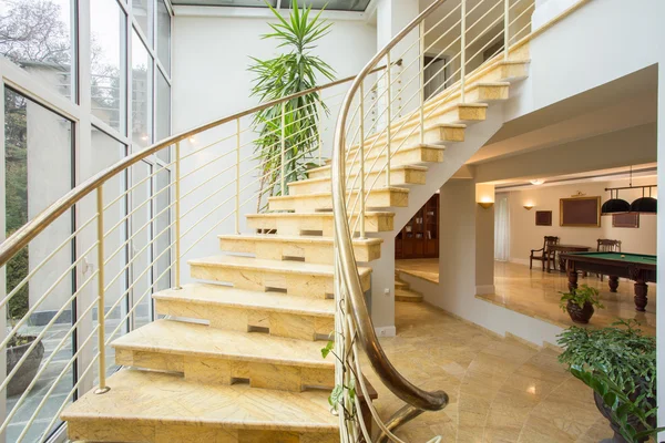 Escaleras de mármol dentro de la casa cara — Foto de Stock