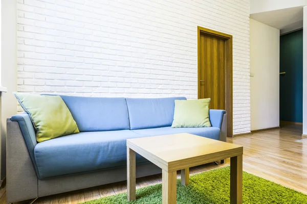 Blaues Sofa im Zimmer — Stockfoto