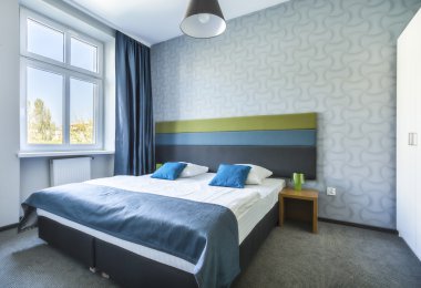 Mavi otel daire büyük Çift Kişilik yatakta