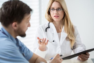 Diğer doktor ile danışmanlık stajyer