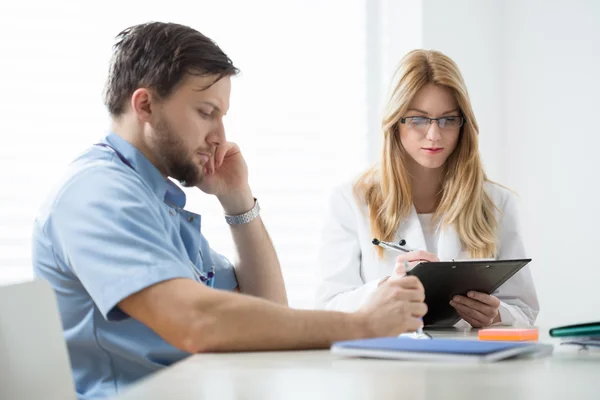 Beoefenaars zitten aan de balie — Stockfoto