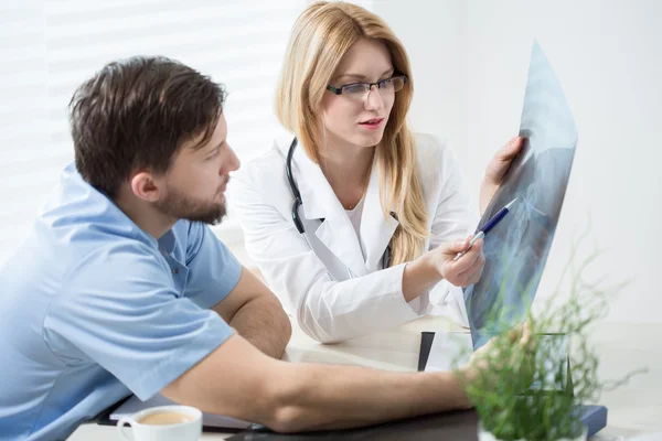 Practitioners looking at x-ray image — Stock Photo, Image