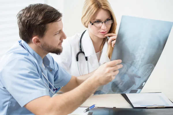 Doctors consulting x-ray — Stock Photo, Image