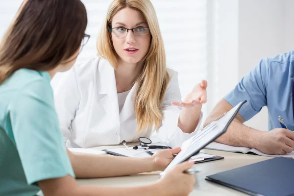 Profesionales diagnosticando enfermedad en la reunión — Foto de Stock